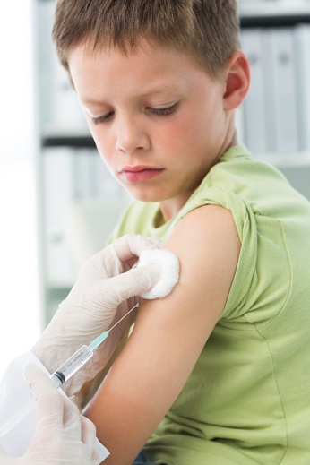 Junge beobachtet Impfung in seinen linken Arm