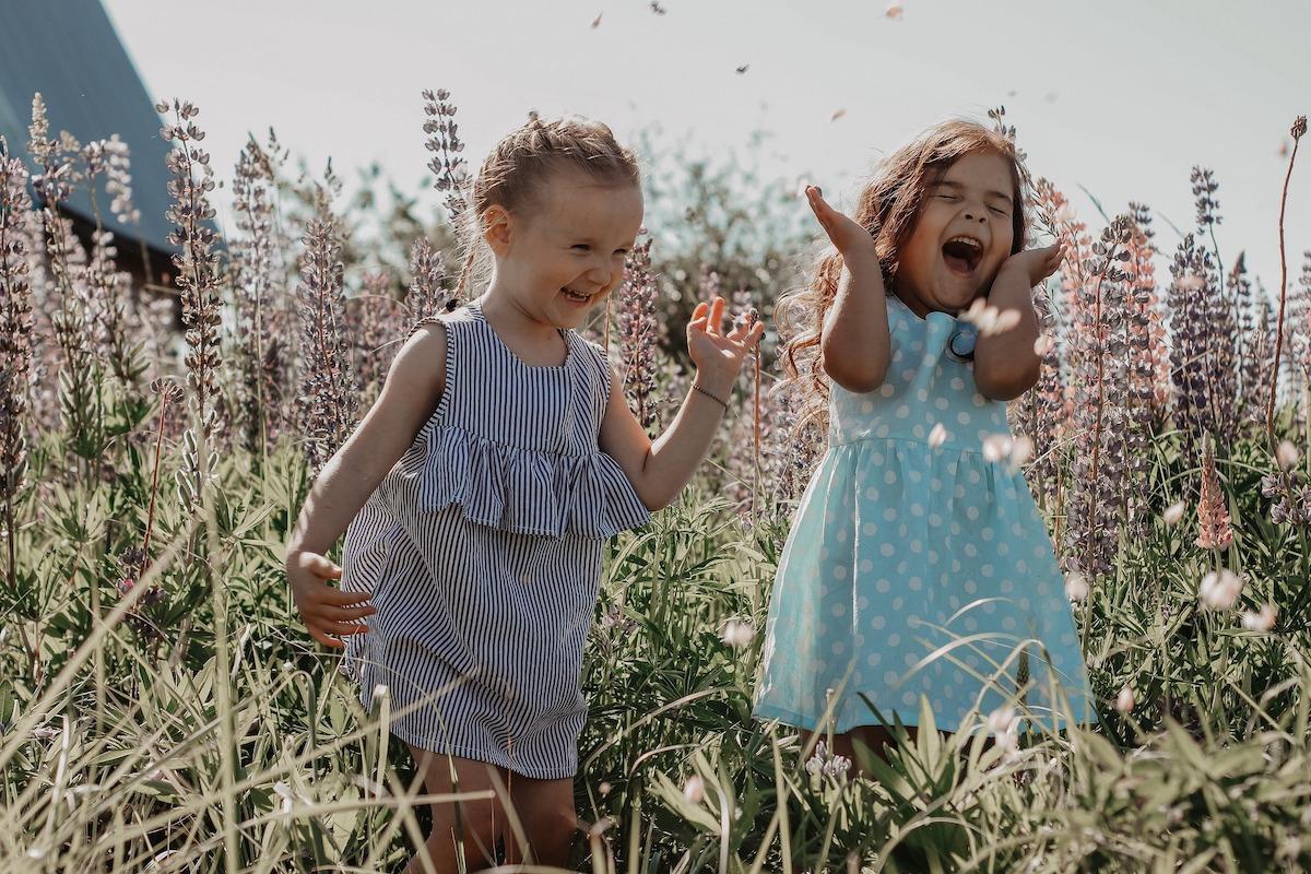 Allergien - Kinder auf einer Blumenwiese