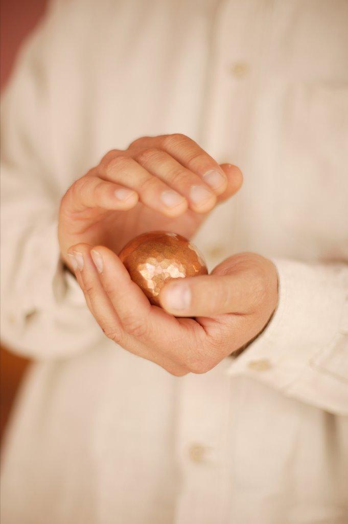Bild Heileurythmie Kupferkugeln in der Hand